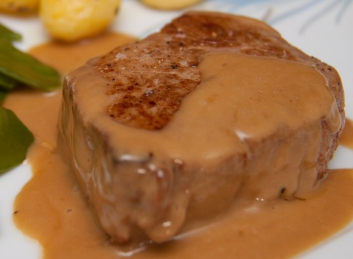 Gebakken kalfsbiefstuk met mosterdsaus